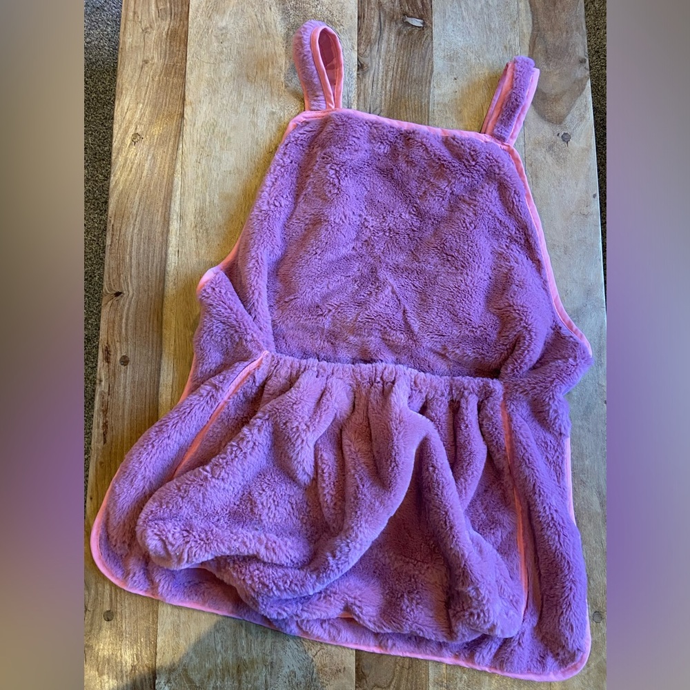 Pet carrier apron. SUPER SOFT. Velcro in back. 
Pink/ purplish plush.